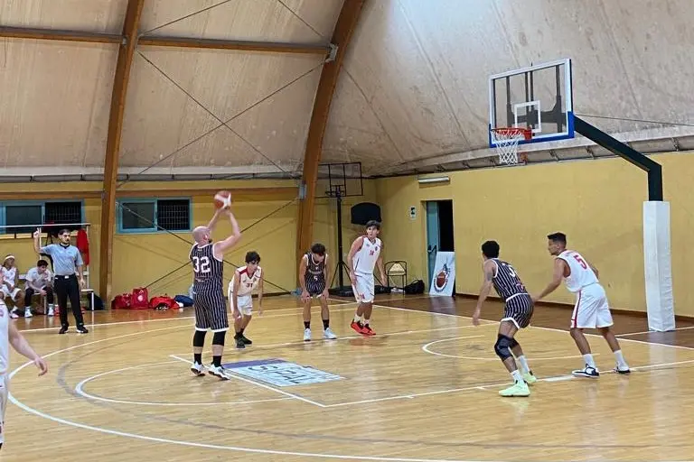 Simone Caredda, del Basket Serramanna, al tiro nella sfida contro il Genneruxi Cagliari (foto concessa)