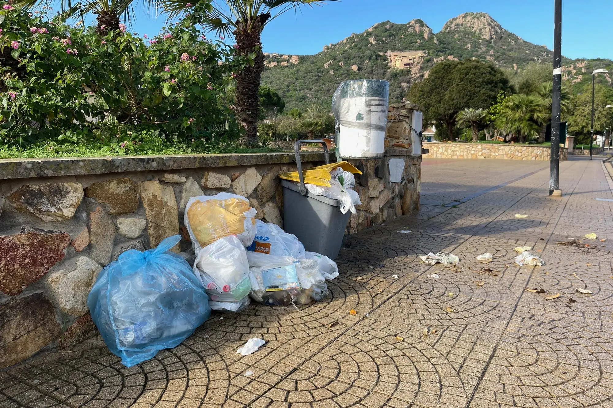 Costa Rei, rifiuti (Foto simbolo)