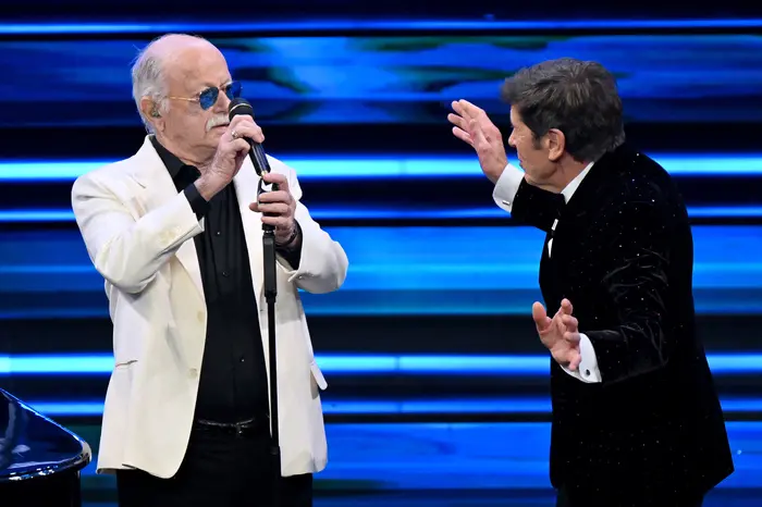 Gino Paoli con Gianni Morandi sul palco dell'Ariston (Ansa)