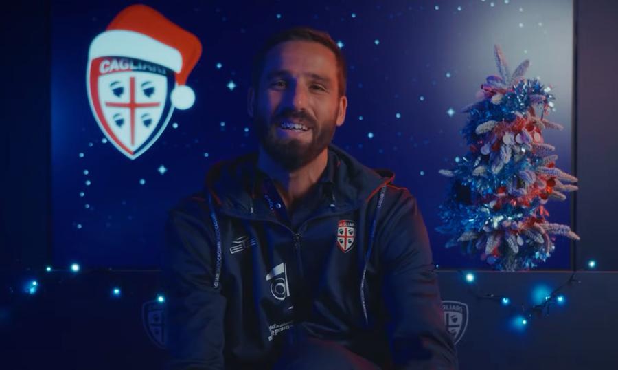 Natale rossoblù, il Cagliari si racconta: Pavoletti e compagni nel video degli auguri