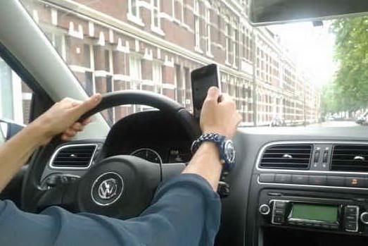 Sequestrare gli smartphone presenti nelle auto incidentate: è giusto?