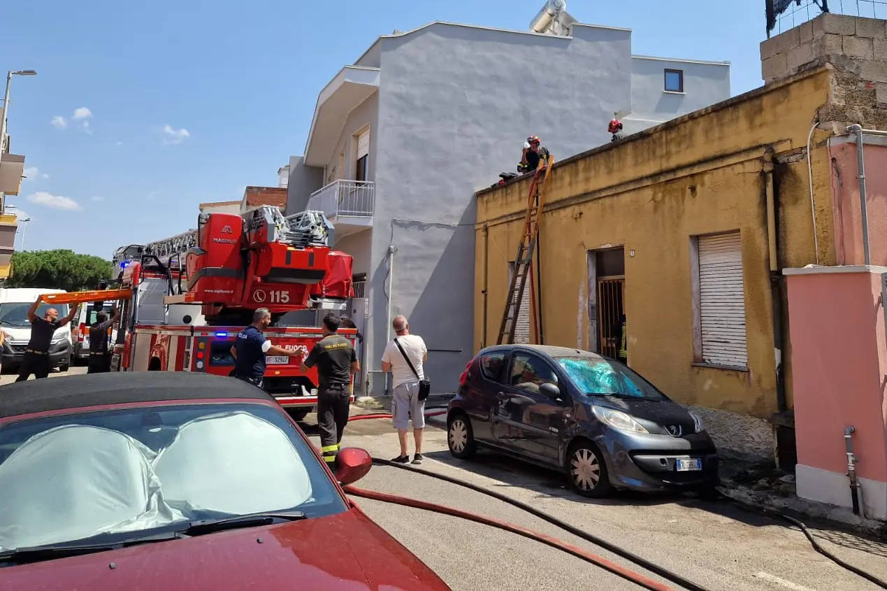 L'intervento dei vigili del fuoco in via Casteldoria a Monserrato (Foto: Davide Lao)