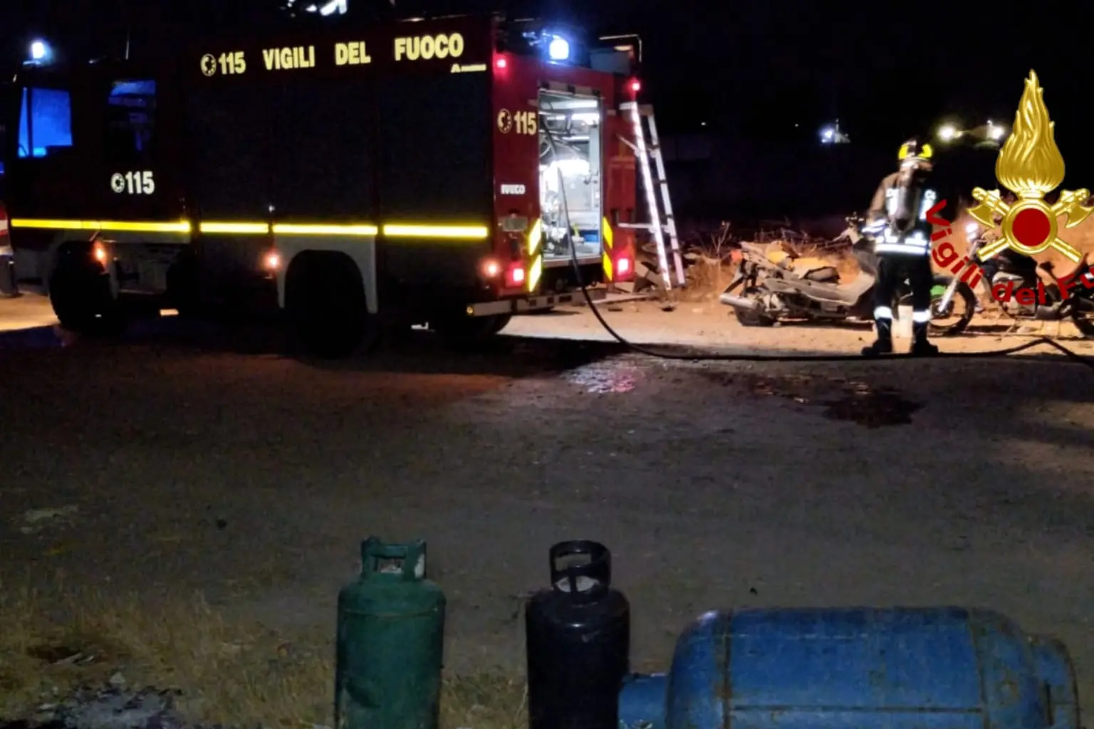 Incendio a Quartu (foto Vigili del fuoco)