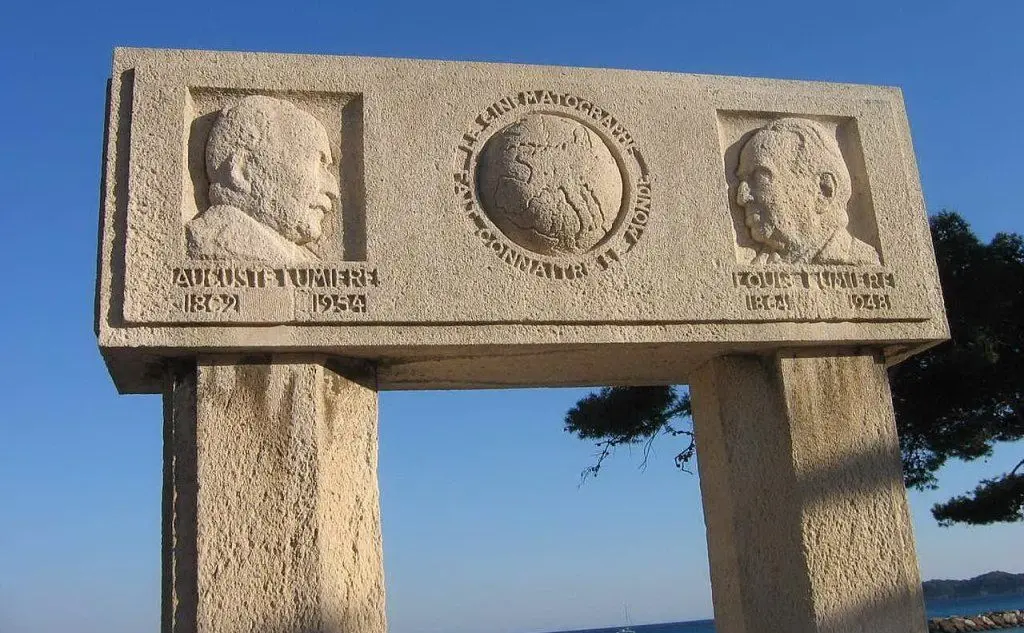 Il monumento dedicato ai due imprenditori a Lione (foto Wikipedia)