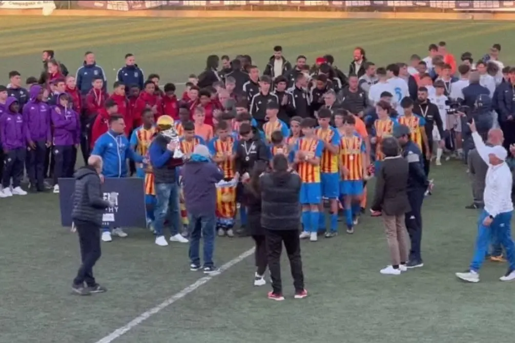 Nella foto l&#39;esultanza dei giovanissimo giocatori del Valencia (foto Tellini)