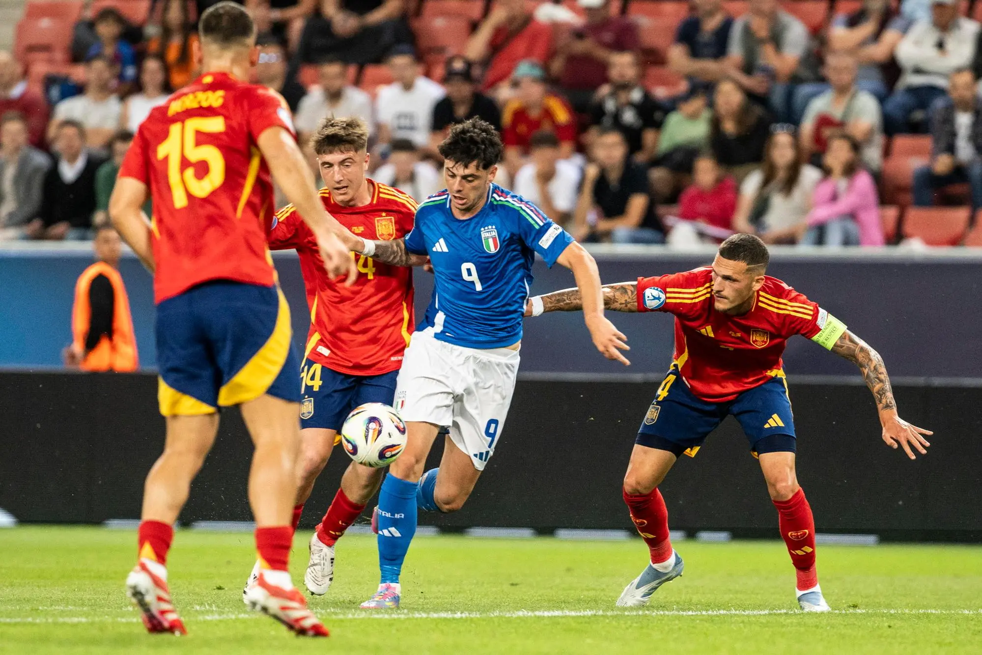 Ambrosino in azione contro la Spagna all'Europeo U21 (Ansa-Epa)