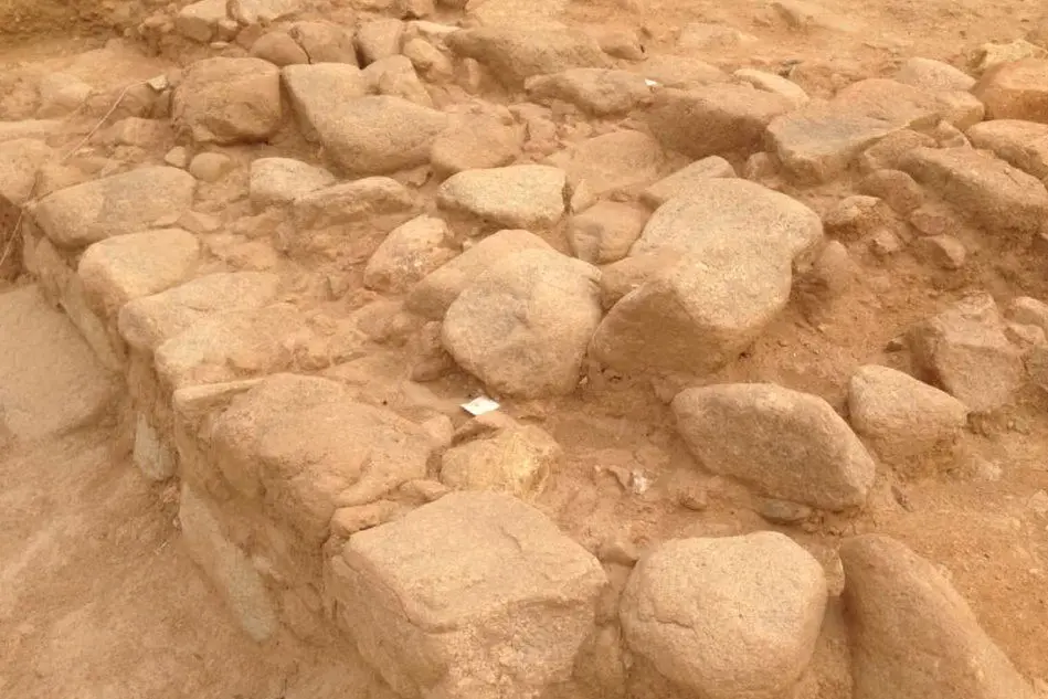I resti dell'insediamento romano scoperti durante il cantiere per la Nuova Sulcitana - foto Sardegna sotterranea