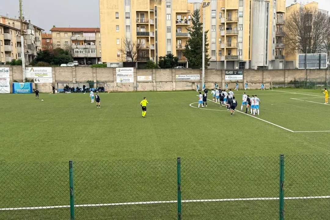 Una punizione dell’Olbia nel derby col Latte Dolce (foto Ilenia Giagnoni)