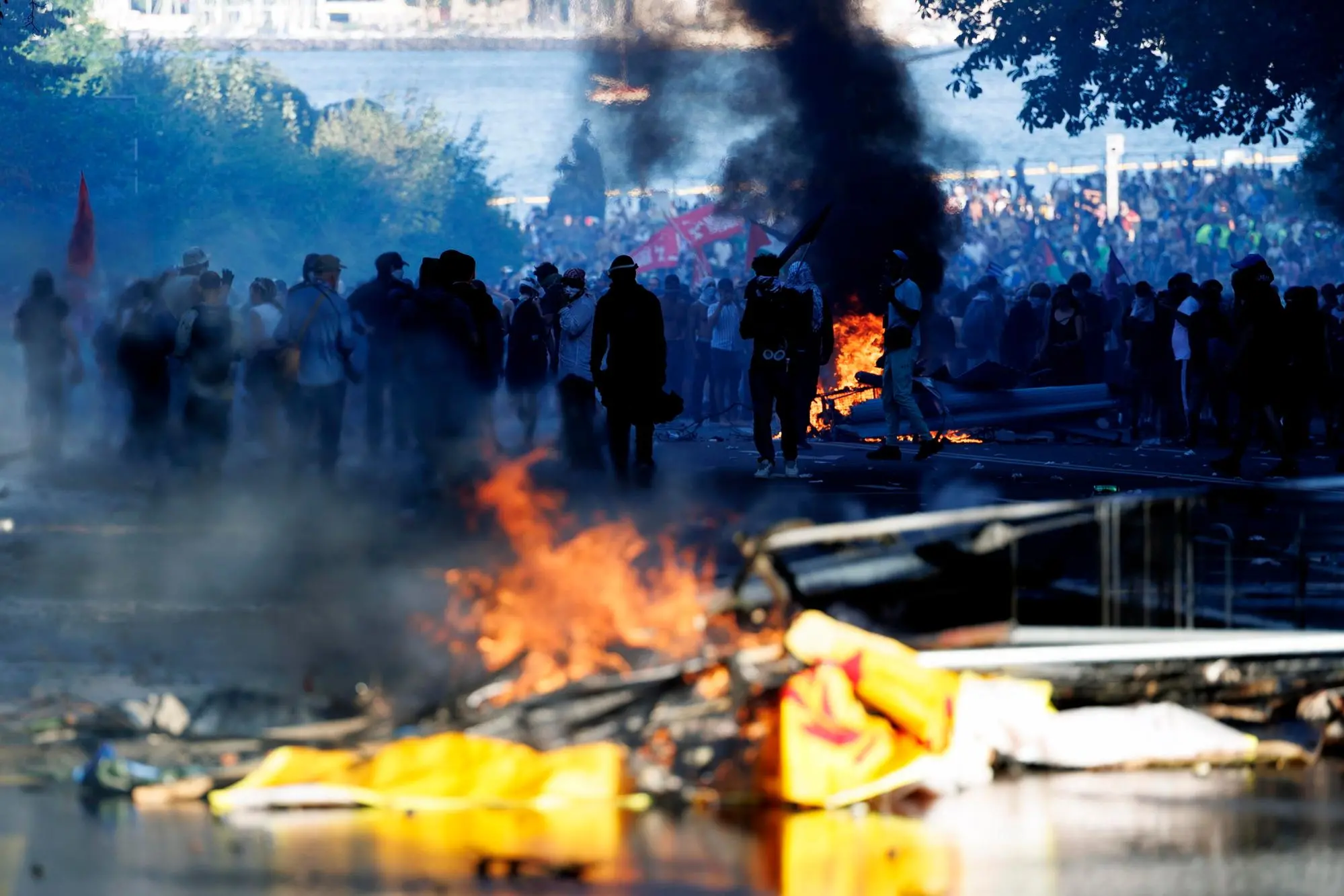 G7, scontri a Ginevra tra black bloc e polizia: bottiglie, pietre e petardi contro le forze dell’ordine Proteste e scontri a Ginevra (foto Ansa/Epa)
