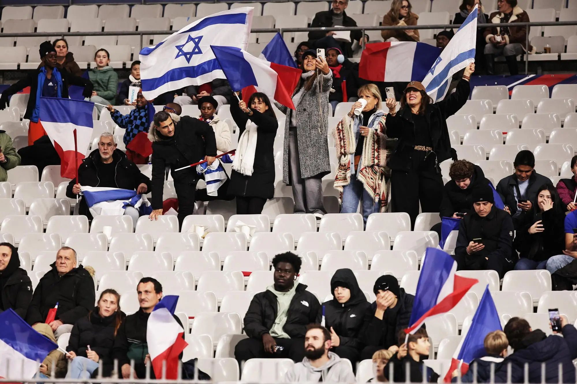 Tifosi israeliani allo Stade del France (Ansa)