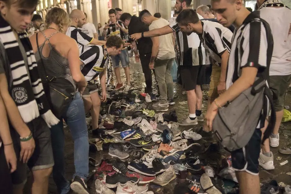 Piazza San Carlo a Torino sommersa dalle scarpe dei tifosi in fuga