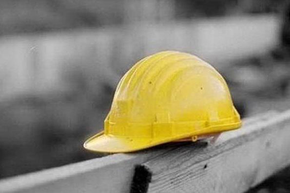 Incidente sul lavoro a Settimo Milanese: operaio muore schiacciato da una pressa