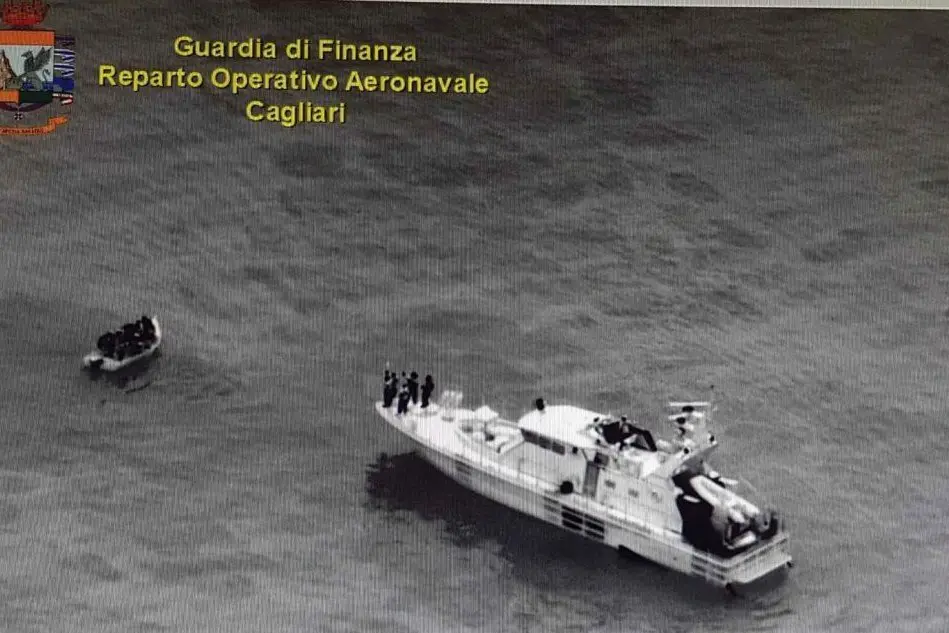 Uno dei barchini intercettati dalla Guardia di Finanza