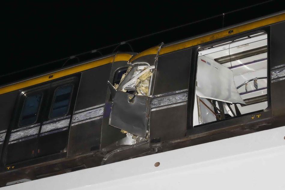 Terrore a bordo della metro: &quot;Passeggeri, preparatevi all'impatto&quot;