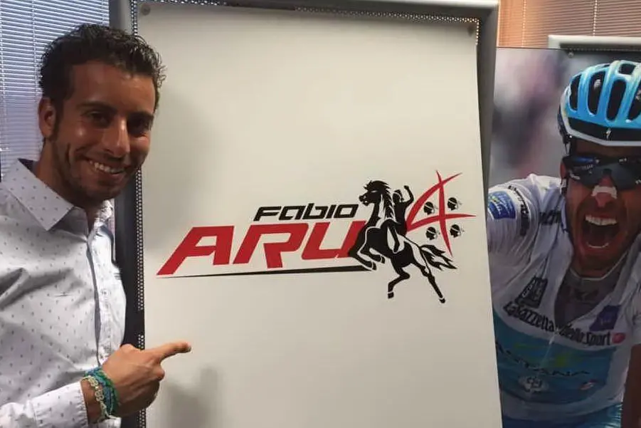 Un abbronzatissimo Fabio Aru mostra il nuovo logo del &quot;Cavaliere dei 4 Mori&quot;