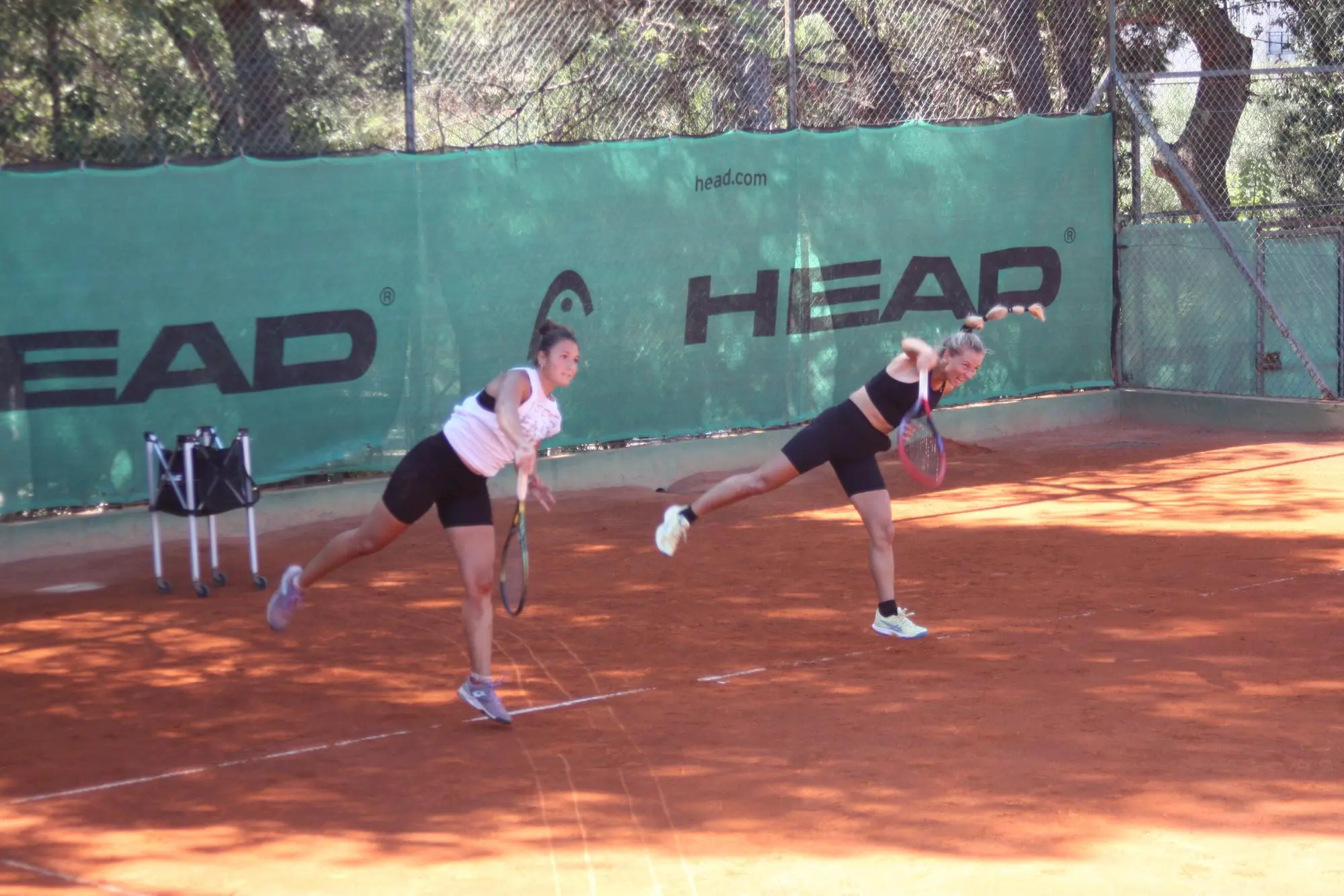Eleonora Alvisi e Alessandra Mazzola si allenano sui campi del Tc Cagliari (foto Antonio Burruni)