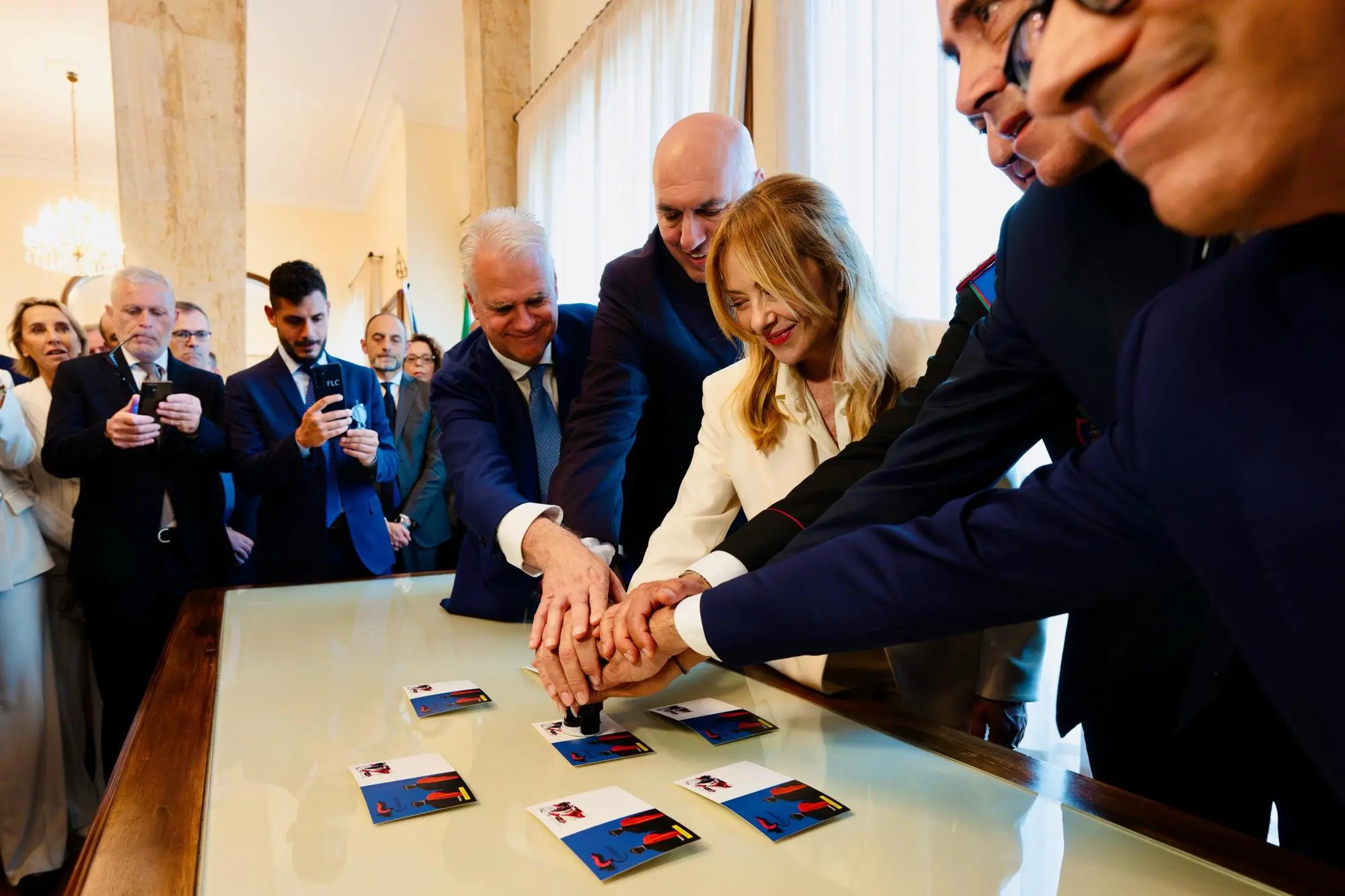 La presidente del Consiglio, Giorgia Meloni, nella Prefettura di Reggio Calabria per l'annullo filatelico di un francobollo celebrativo dopo la conclusione della Festa dell'Arma dei Carabinieri per il 212mo anniversario della Fondazione del Corpo (Ansa)