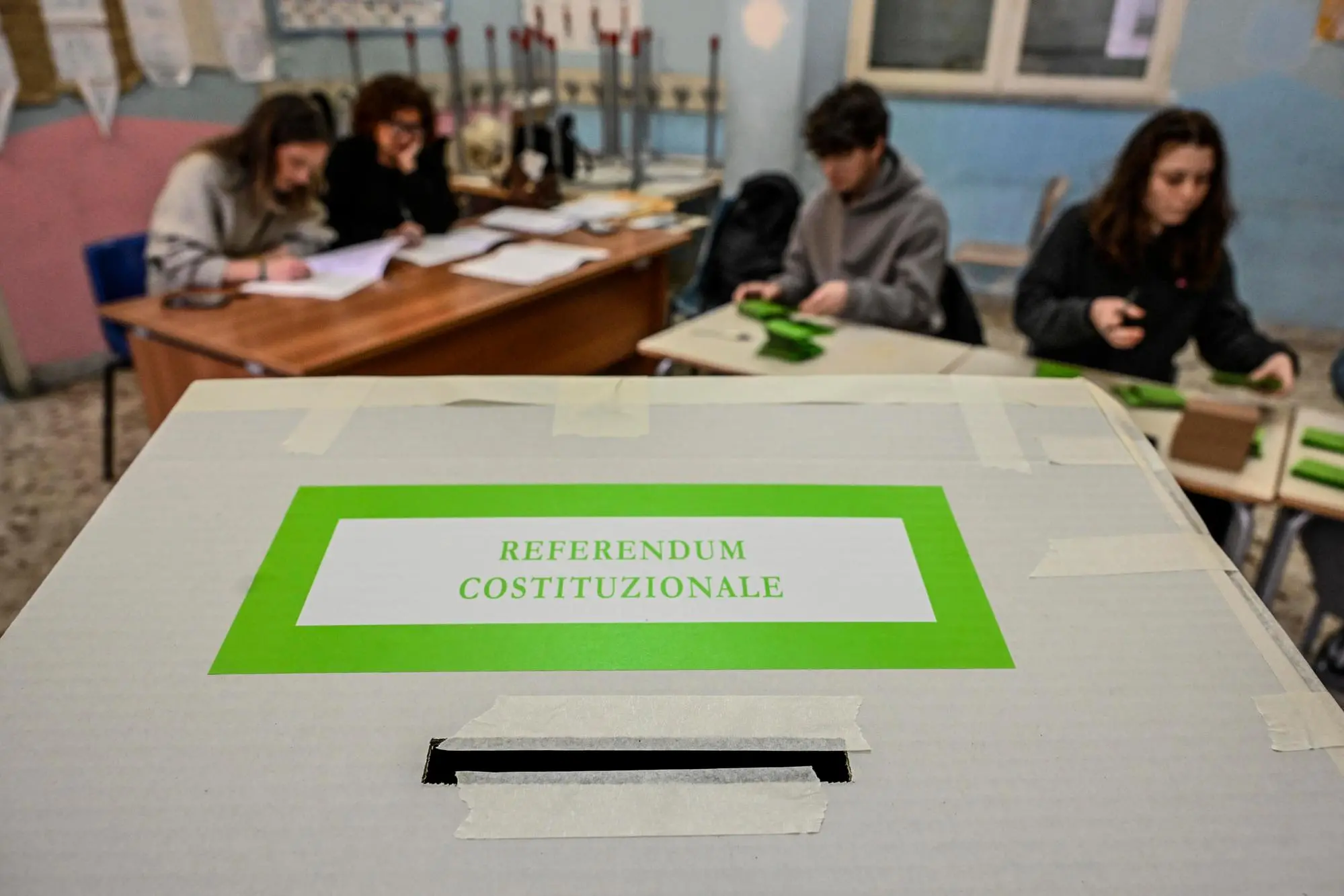 Allestimento di un seggio elettorale per il referendum costituzionale sulla riforma della giustizia presso una scuola di Napoli, 21 marzo 2026. ANSA/CIRO FUSCO