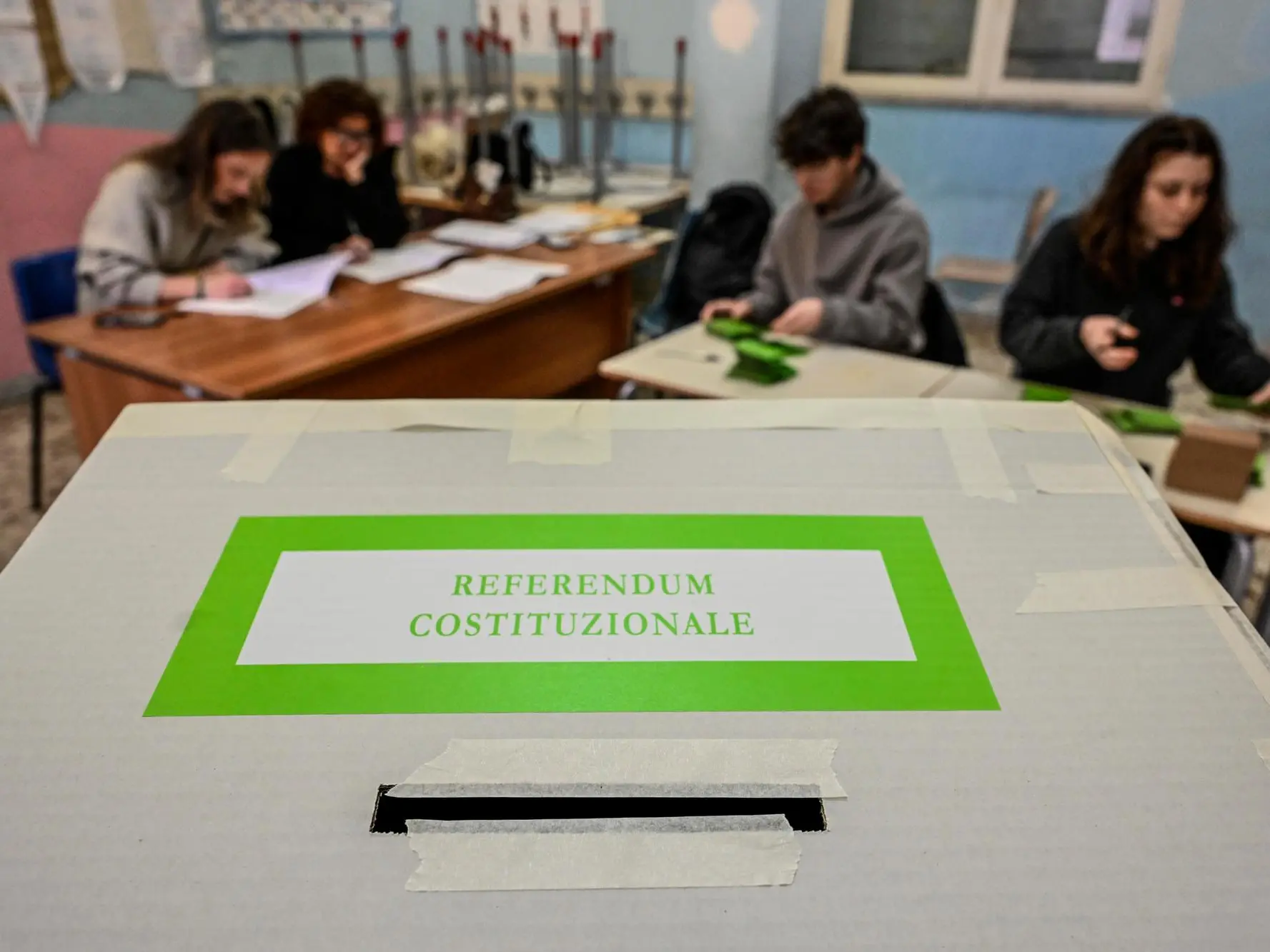 Giustizia, seggi aperti per il referendum: nell’Isola 1,3 milioni di elettori in 1847 sezioni - <a href="https://www.unionesarda.it/ Allestimento di un seggio elettorale per il referendum costituzionale sulla riforma della giustizia presso una scuola di Napoli, 21 marzo 2026. ANSA/CIRO FUSCO