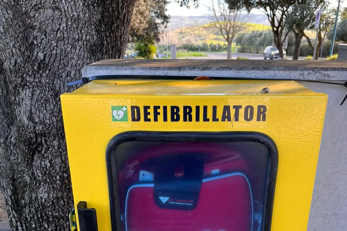 Uno dei defibrillatori installati a Simala (foto concessa)