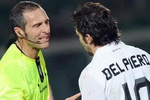 L'arbitro Emidio Morganti discute con attaccante della Juventus Alessandro Del Piero
