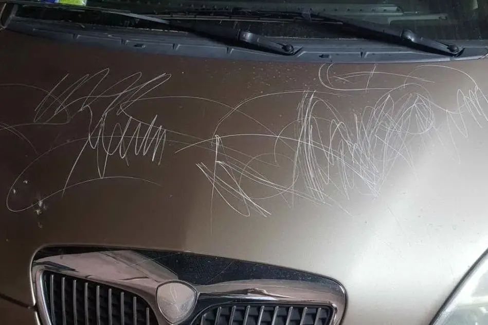 Un particolare dell'auto del nostro lettore dopo l'episodio di vandalismo