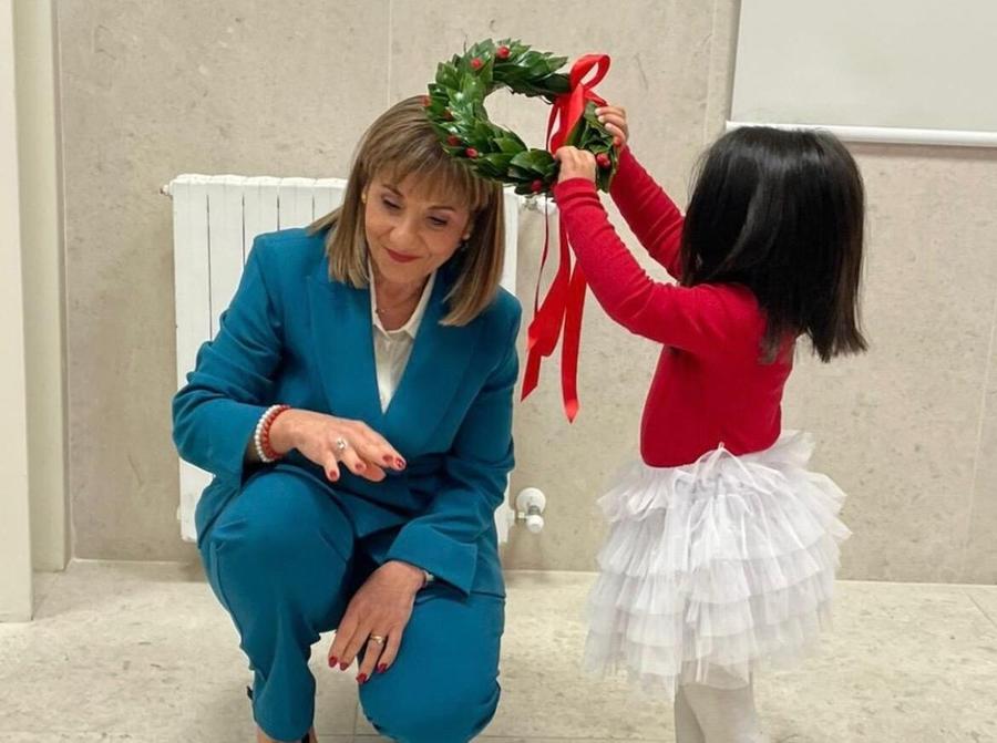 La nonna si laurea, festa con le nipotine