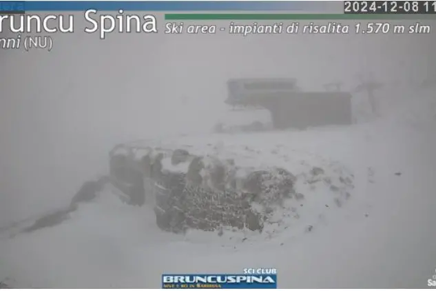 La neve sul Bruncu Spina (Frame da webcam Baku Meteo)