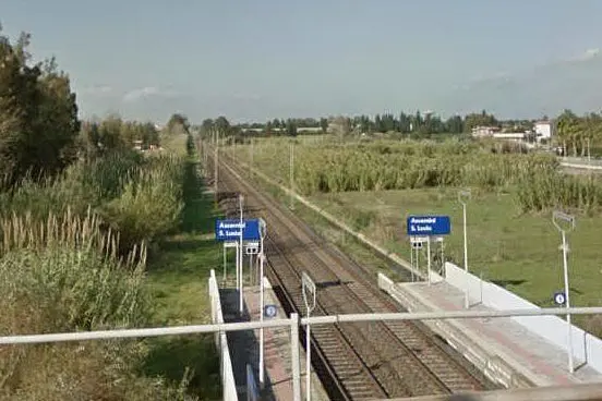 La linea ferroviaria tra Assemini e Decimomannu (foto da Google Maps)