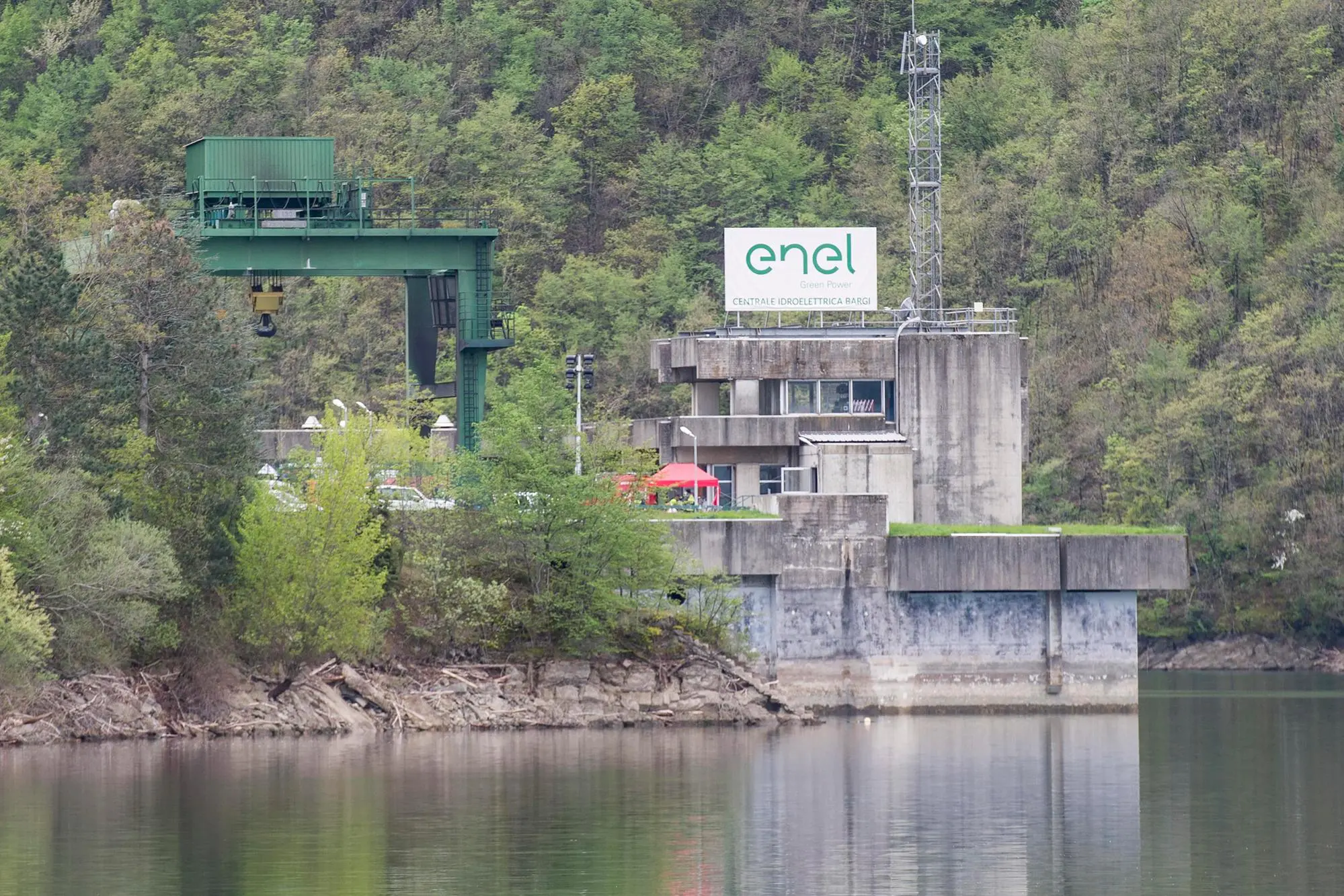 La centrale idroelettrica (foto Ansa)