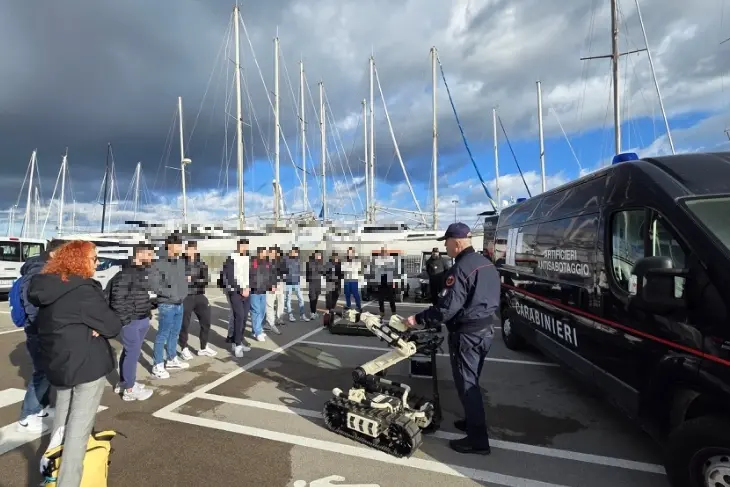 La lezione del nucleo artificieri dei carabinieri nel porto di Porto Torres (foto Pala)
