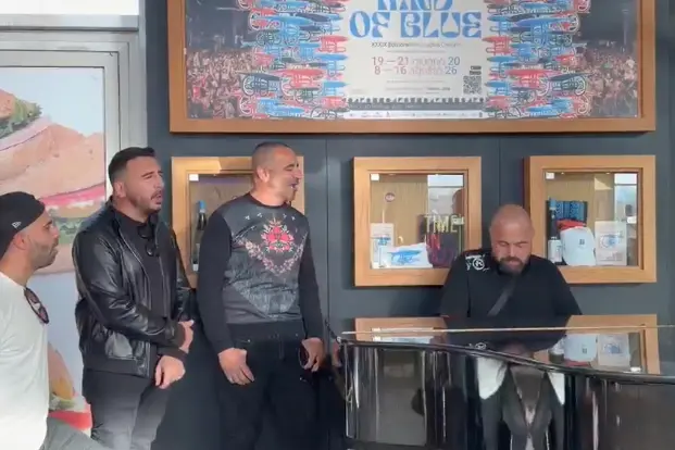 I BBrothers cantano all'aeroporto di Olbia (foto concessa)
