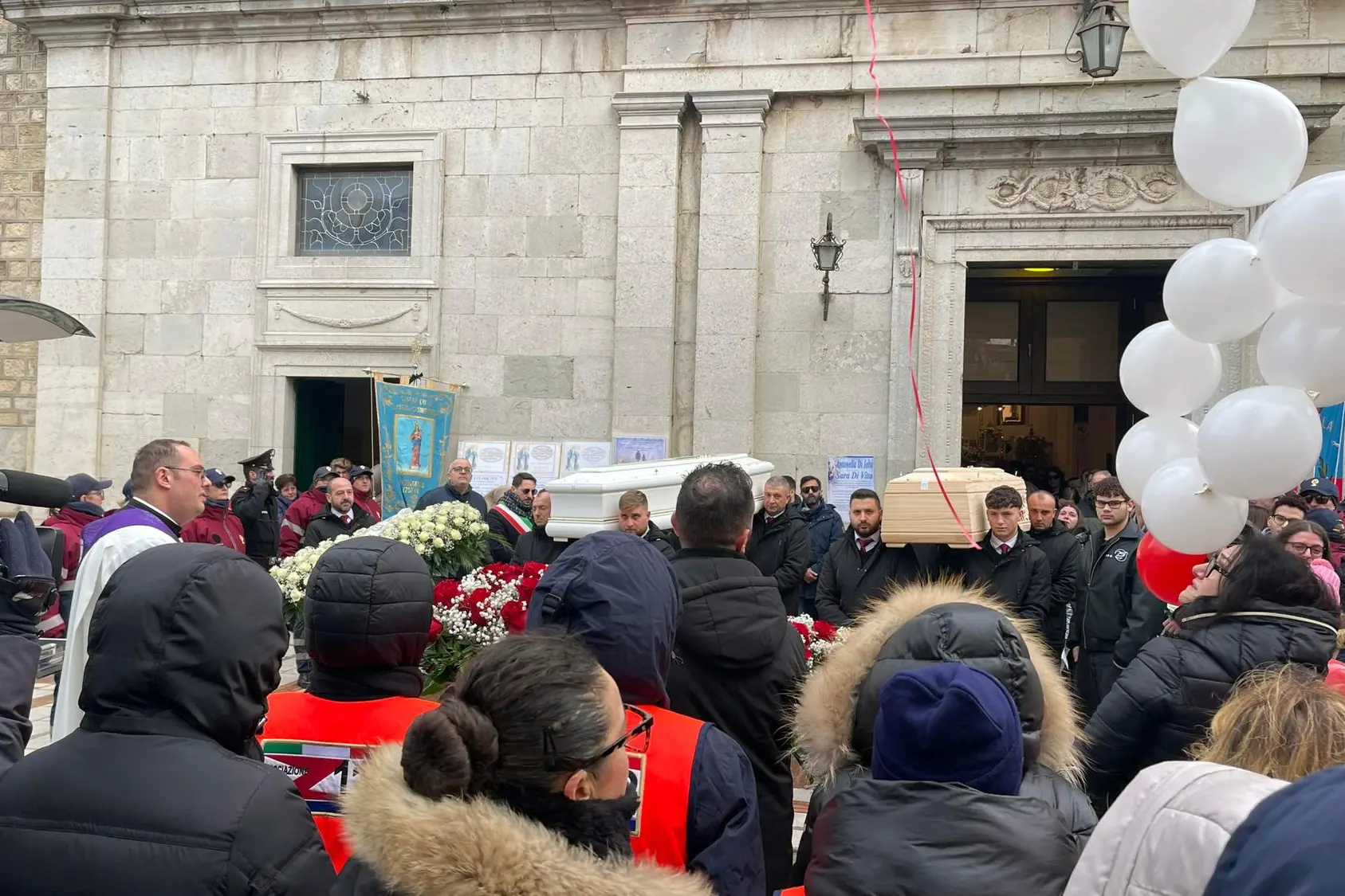 I funerali di Sara Di Vita, 15 anni, e di sua mamma Antonella Di Ielsi, 50, morte in seguito ad una sospetta intossicazione alimentare, nel Santuario della Madonna di Costantinopoli a Pietracatella, in provincia di Campobasso, 10 gennaio 2026. ANSA/NICOLA LANESE