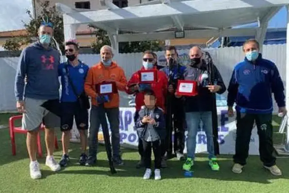 Le tre squadre sul podio (foto L'Unione Sarda - Pala)