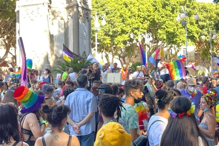 Gay pride, in 2mila per le strade di Cagliari: tra Raffaella Carrà e ddl Zan