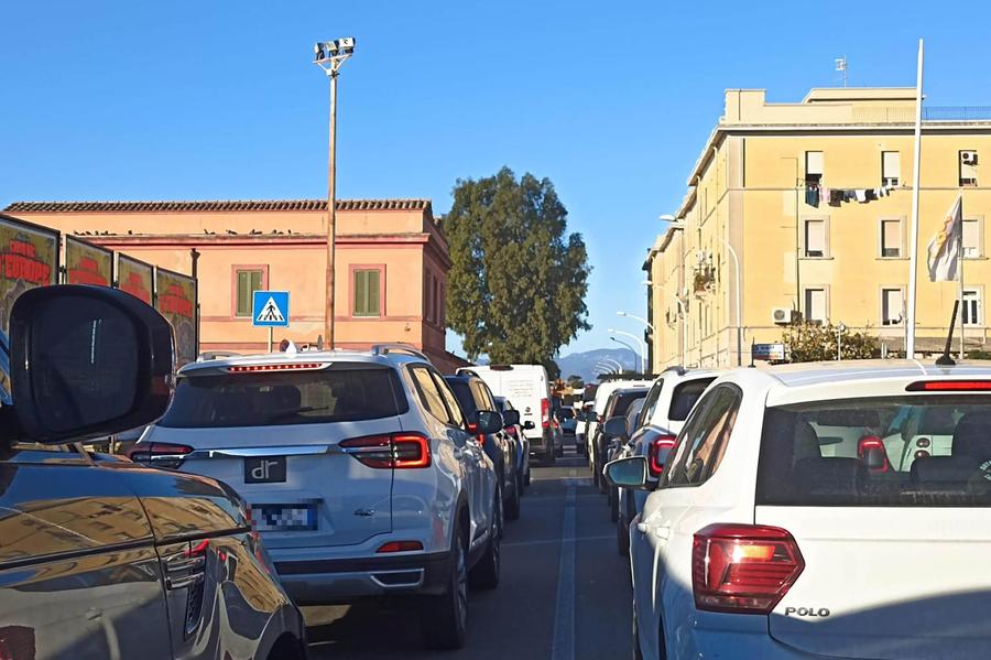 Cagliari, scavi per la rete elettrica: cambia il traffico in viale La Playa e in via San Paolo