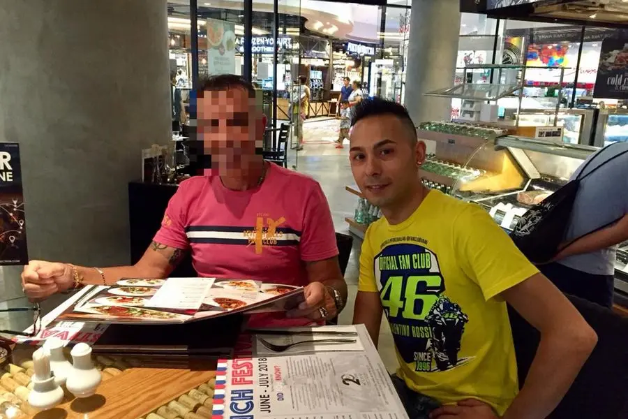 Jonathan Pireddu con un amico (foto L'Unione Sarda)