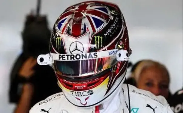 Hamilton ai box durante l'ultima prova del mondiale
