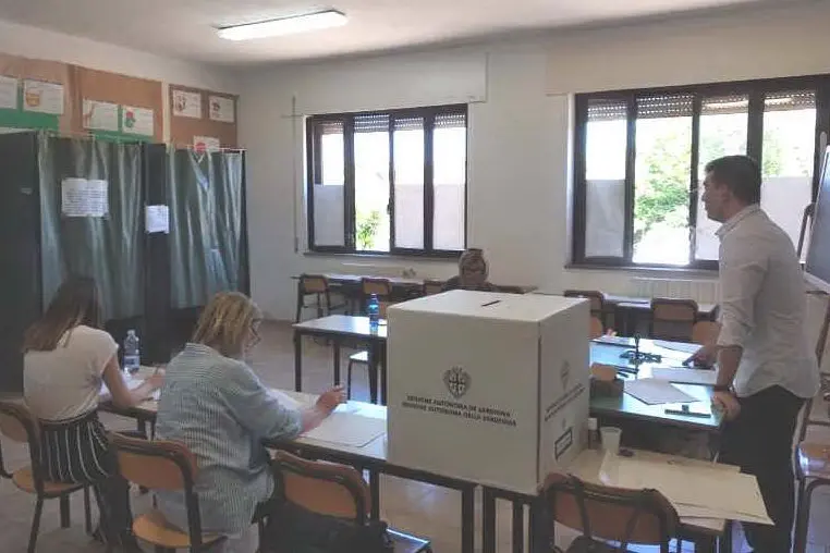 Un seggio a Castelsardo (foto L'Unione Sarda - Pala)
