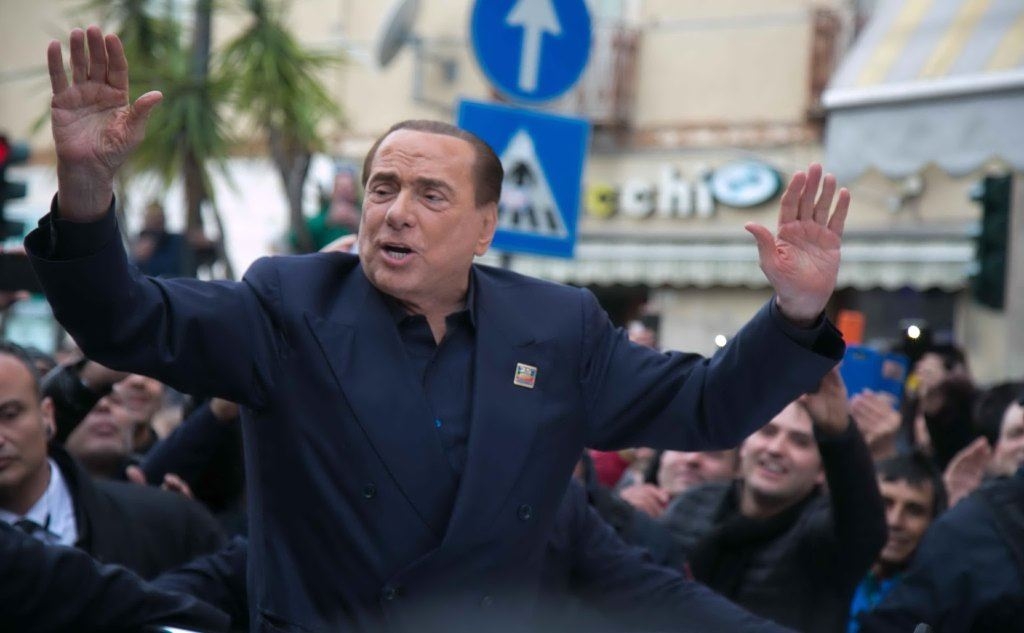 E Berlusconi oggi: di nuovo sul predellino, a Cagliari, annuncia la sua candidatura alle prossime Europee (Ansa)