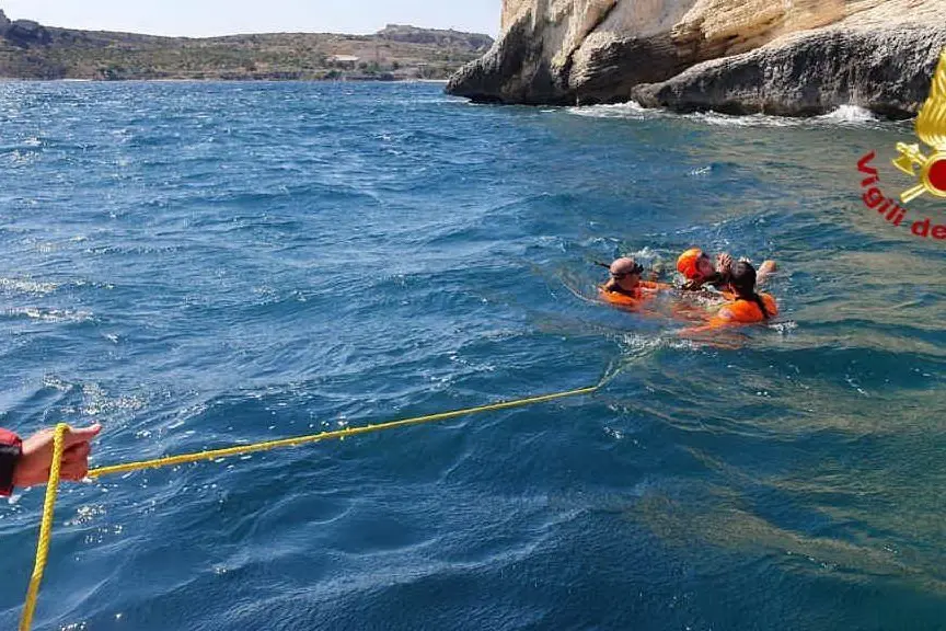 Il salvataggio a Calamosca (Foto Vigili del fuoco)