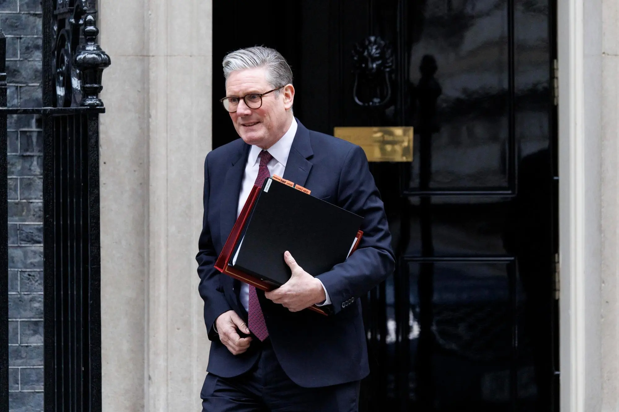 Keir Starmer esce dalla residenza del primo ministyro britannico, al numero 10 di Downing Street, il 12 febbraio 2025 (Epa - Tolga Akmen)