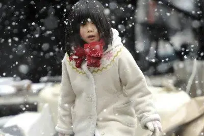 Una bambina dopo il terremoto