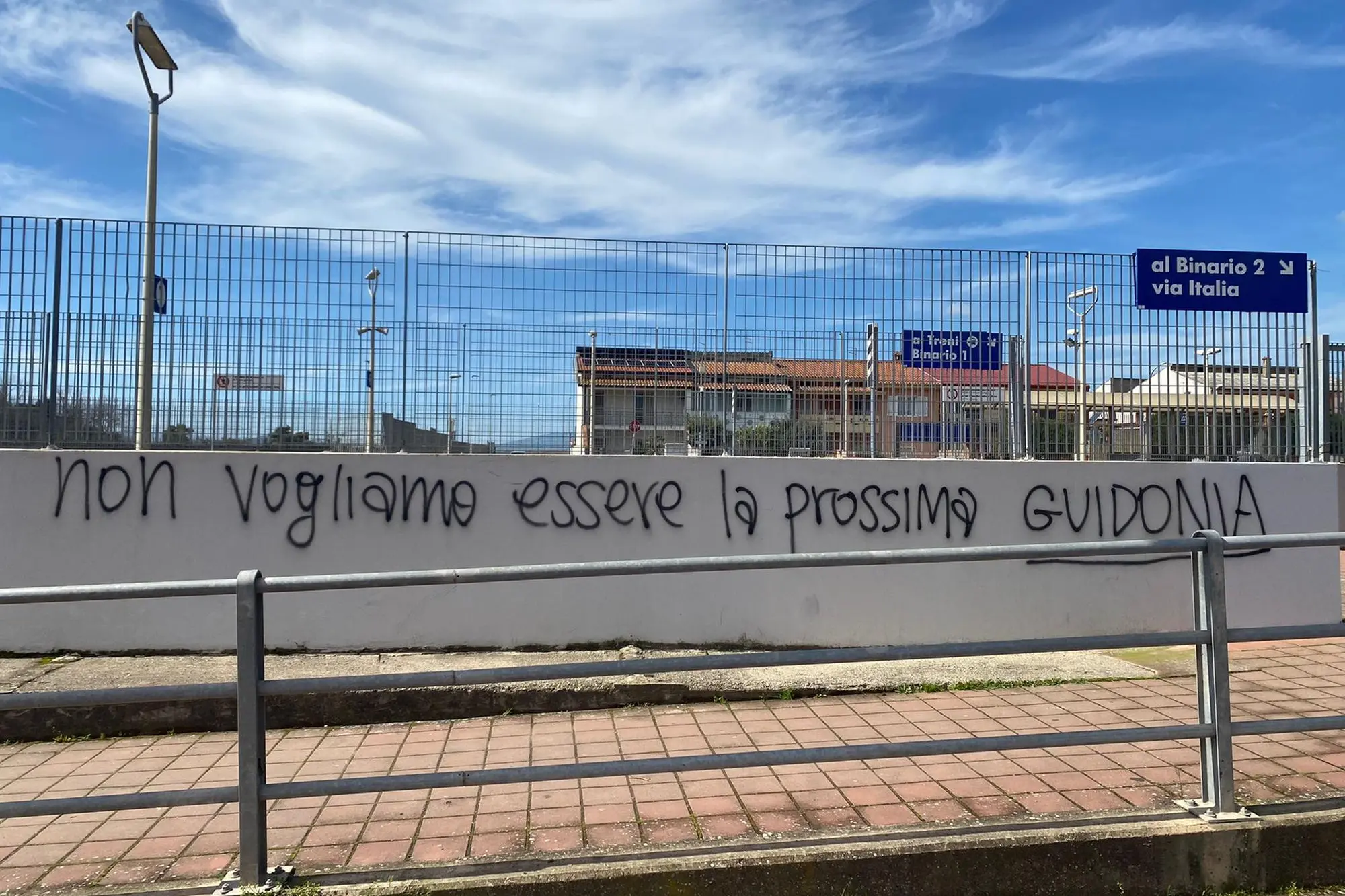 Una delle due scritte contro l'Aeroporto militare comparse a Villasor (L'Unione Sarda)