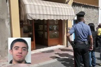 La gioielleria di Orani e nel riquardo a sinistra il rapinatore ucciso