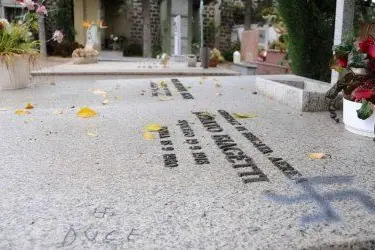 Oristano cimitero.Scritte fasciste su alcune tombe  -  Foto Alessandra Chergia