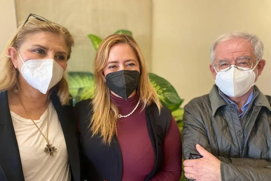 La dg Seazzu con i due nuovi nominati (Foto Aou Cagliari)