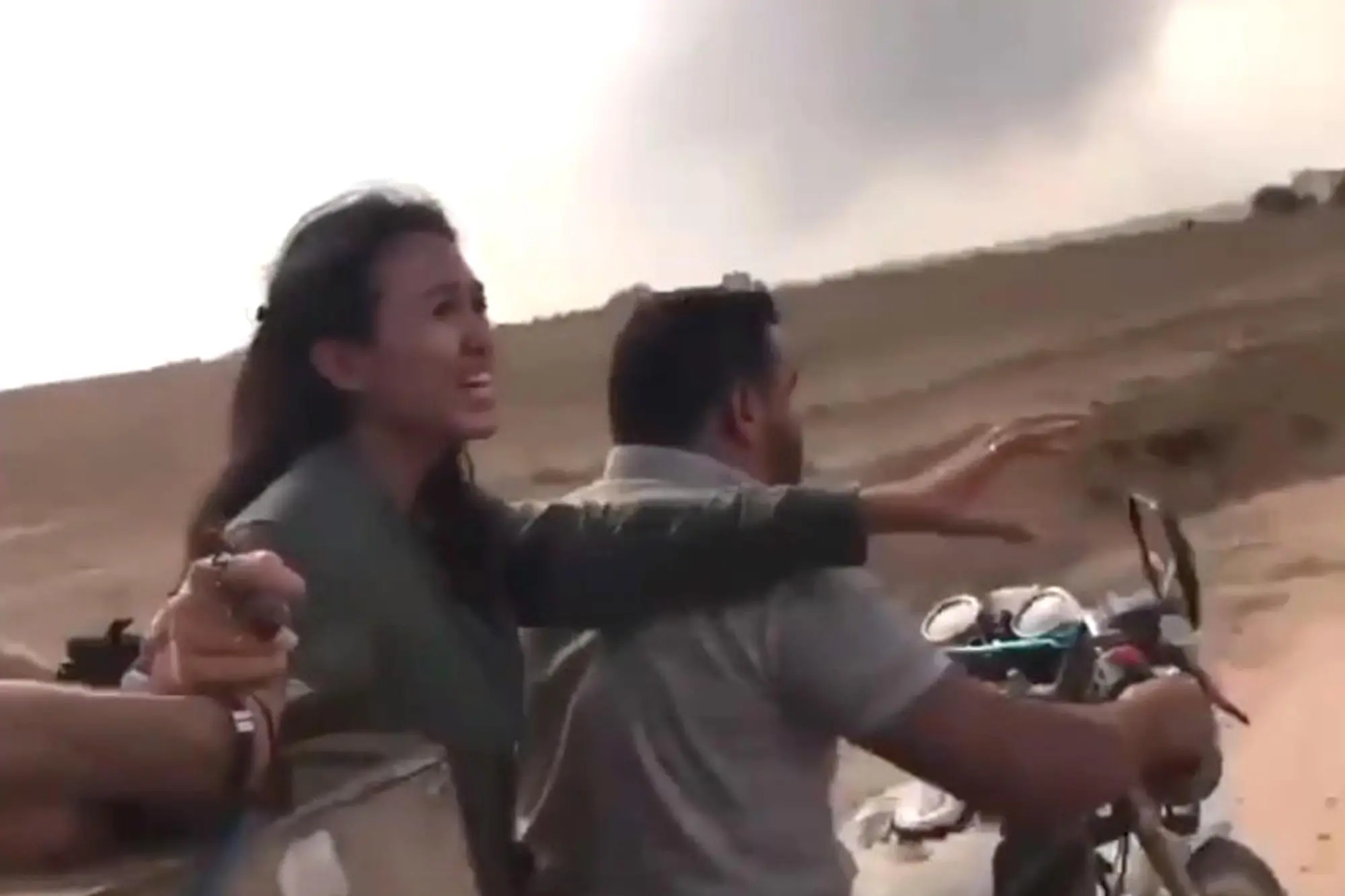 Un fermo immagine di un video mostra una ragazza, Noa Argamani, mentre viene presa in ostaggio dai miliziani di Hamas durante l'attacco del 7 ottobre (Ansa)