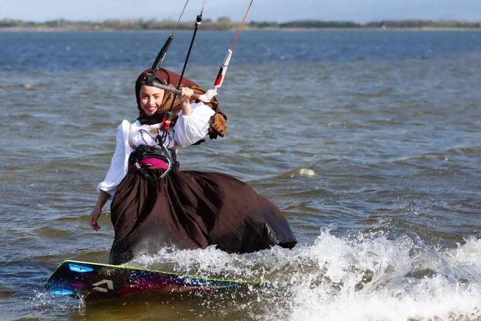 Irene Murru fa kite surf con il costume sardo (Foto Silvia Cabella)