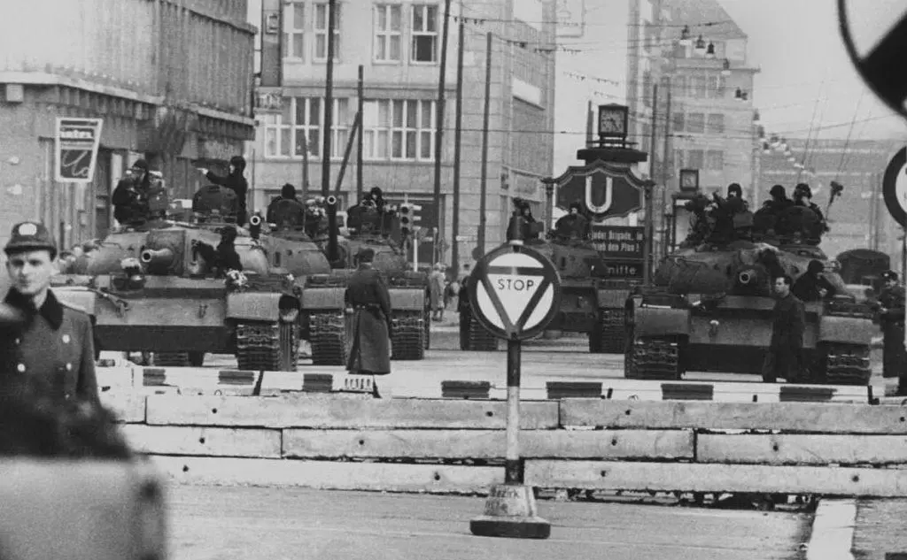 Uno dei check point lungo il Muro di Berlino